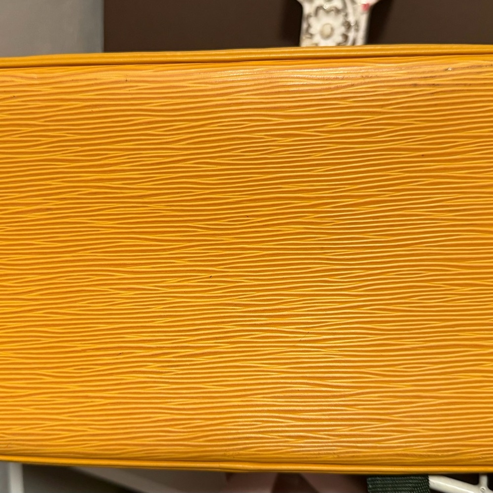 ๐๐ฏ AUTHENTIC Louis Vuitton Yellow Alma with Purple Interior!!! ๐๐๐๐ Super Clean! - Picture 7 of 13
